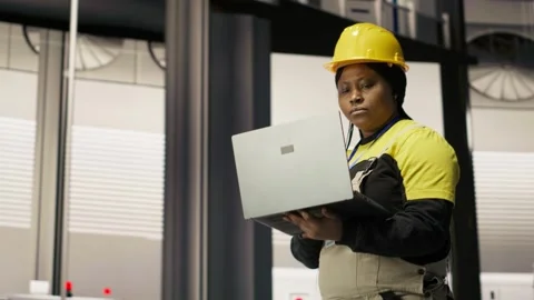 Smart factory mechanic computerizing operations, monitoring energy consumption 스톡 동영상 308719343