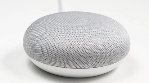 Smart Home Assistant Speaker on a White Table Closeup 스톡 동영상 100918591