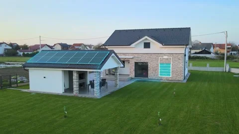 Smart home with solar panel on rooftop and animation of battery charging 库存影片 261811495