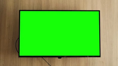 Smart LCD TV screen with green screen on wooden wall background in the living Vídeos de archivo 325075374