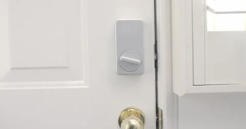 Smart Lock Automaticlly Locks the Door Video stock 231580243