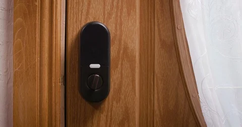 Smart Lock Gadget Automatically Locking Itself Vídeo Stock 129565393
