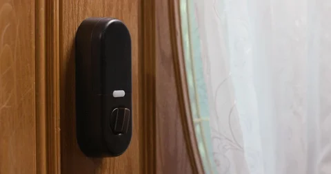 Smart Lock Gadget Automatically Locking Itself Vídeo Stock 129565407