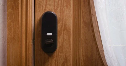 Smart Lock Gadget Automatically Unlocking Itself Vídeo Stock 129565362