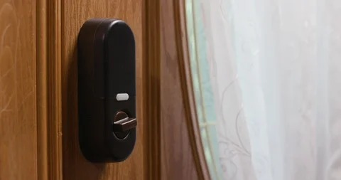 Smart Lock Gadget Automatically Unlocking Itself Video stock 129565403