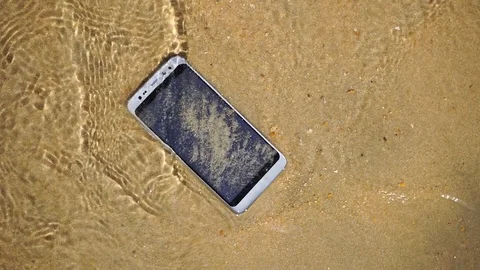 Smart phone on the beach Stockbeeldmateriaal 101342331