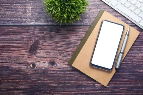 Smart phone with empty screen on notepad Foto stock