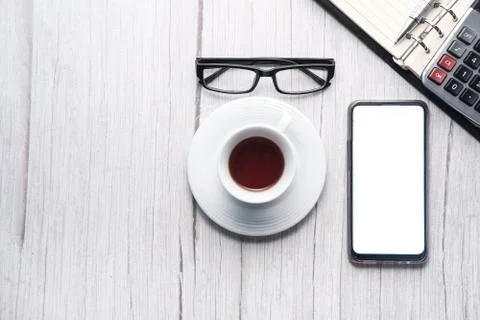 Smart phone with empty screen on notepad Foto stock