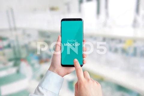 Smart phone mocku in hands. Laboratory in background PSD-Vorlage