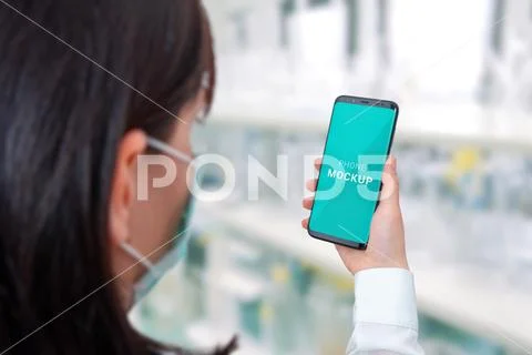 Smart phone mockup in specialist hand PSD-Vorlage
