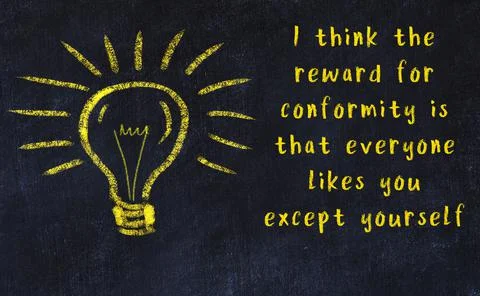 Smart quotation handwritten on a chalkboard and a light bulb sketch Stock Illustration