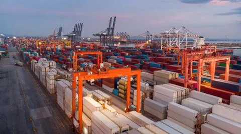 Smart RTG crane loading cargo container to container truck in the internation 스톡 사진