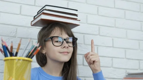 Smart schoolgirl. Video stock 102740085