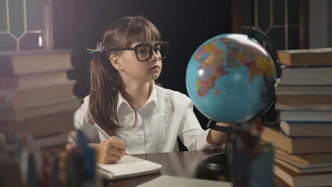 Smart Schoolgirl Use Globe Видео 75403378