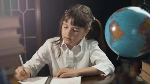Smart Schoolgirl Use Globe 動画素材 75403398