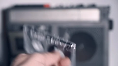 Smart solution of manually rewind a vintage cassette tape with a pen Vídeos de archivo 126112601