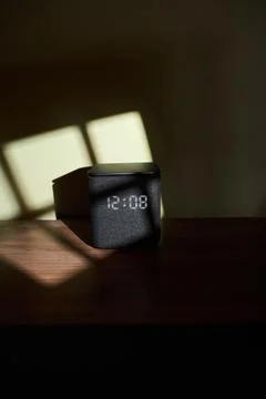 Smart Speaker Displaying Time in a Dimly Lit Room Foto stock