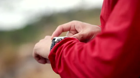 Smart trail runner man checking smart watch on rocky mountain. Athlete jog, exer Video stock 171499102