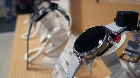 Smart watch with anti-theft system on the shelf of a tech store. 스톡 동영상 299378499