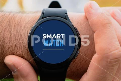 Smart watch screen mockup for advertising, man using his watch outdoors, ma.. PSD-sjabloon