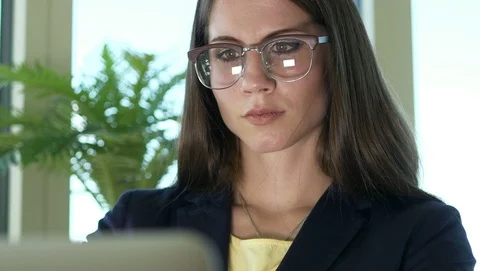 Smart Woman Thinking Brainstorming on Computer Desk in Modern Office 스톡 동영상 98554493