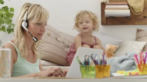 Smart working, mother works on the computer at home and neglects the girl chi Vídeo Stock 162667602
