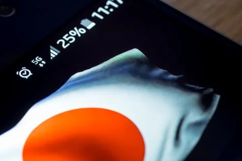 Smartphone 5G network 25 per cent charge and Japan flag Stock-Fotos