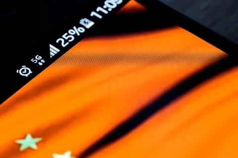 Smartphone 5G network 25 per cent charge and China flag Fotos de archivo