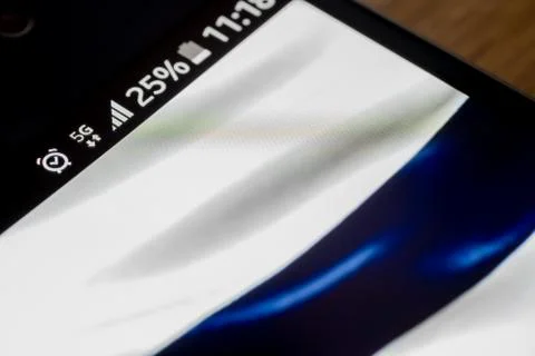 Smartphone 5G network 25 per cent charge and Finland flag Stock-Fotos