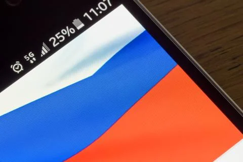 Smartphone 5G network 25 per cent charge and Russia flag Stock-Fotos