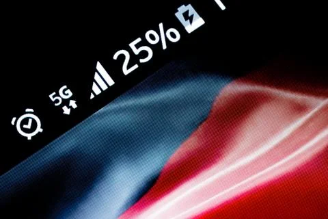 Smartphone 5G network 25 per cent charge and German flag 库存照片