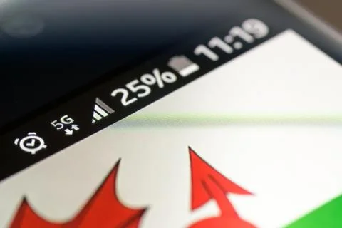 Smartphone 5G network 25 per cent charge and Wales flag 库存照片