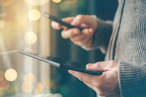 Smartphone and tablet data synchronization, man syncing files an 스톡 사진