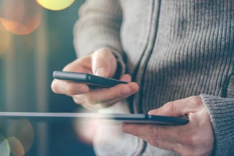 Smartphone and tablet data synchronization, man syncing files an Foto stock
