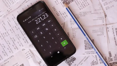 Smartphone calculator over the bills 動画素材 83533267
