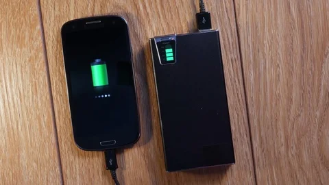 Smartphone to the charging of external battery 動画素材 72546401