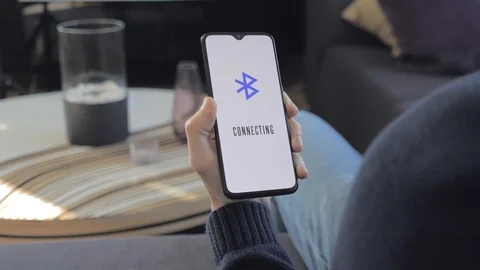 Smartphone connecting to bluetooth Video stock 105594350