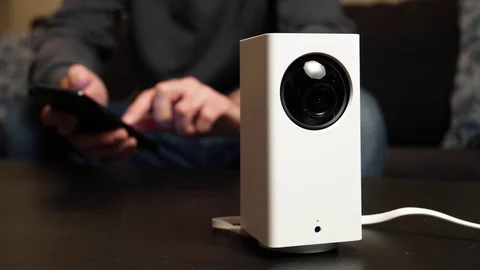 Smartphone Controlling a Smart Security CCTV Camera 스톡 동영상 122112429