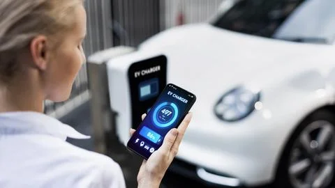 Smartphone display battery status interface by smart EV app. Peruse Foto stock