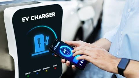 Smartphone display battery status interface by smart EV app. Peruse Foto stock