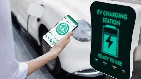 Smartphone display battery status interface by smart EV app. Peruse Foto stock