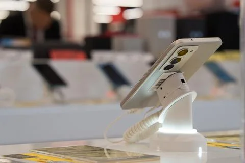 Smartphone on display stand in modern electronics store. Foto stock