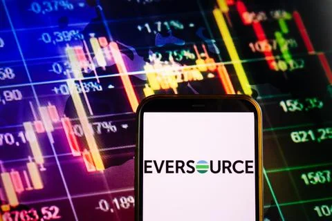 Smartphone displaying logo of Eversource Energy Stock Photos