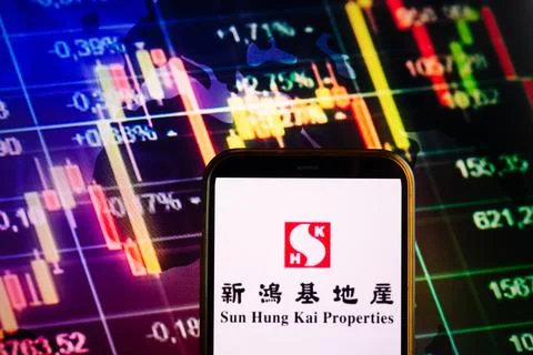 Smartphone displaying logo of Sun Hung Kai Properties Stock Photos