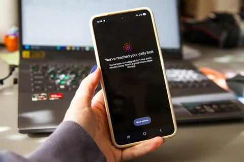 Smartphone displaying message about closing social media application Foto stock