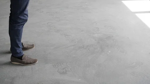 Smartphone drops to the floor Vídeo Stock 92630946