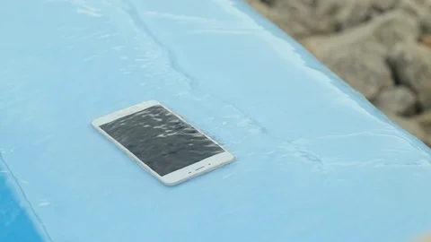 The smartphone fell to the bottom of the pool Stockbeeldmateriaal 116860838