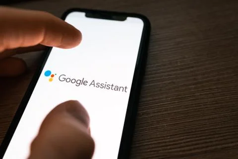 Smartphone with google assistant logo on the screen. Foto stock