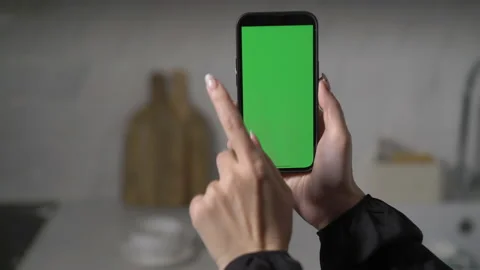 Smartphone with green screen display, mobile phone. Telephone gadget chromakey. 動画素材 171128911