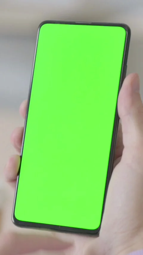 Smartphone in Hand with Green Chroma Screen, Vertical Video Video stock 328972099